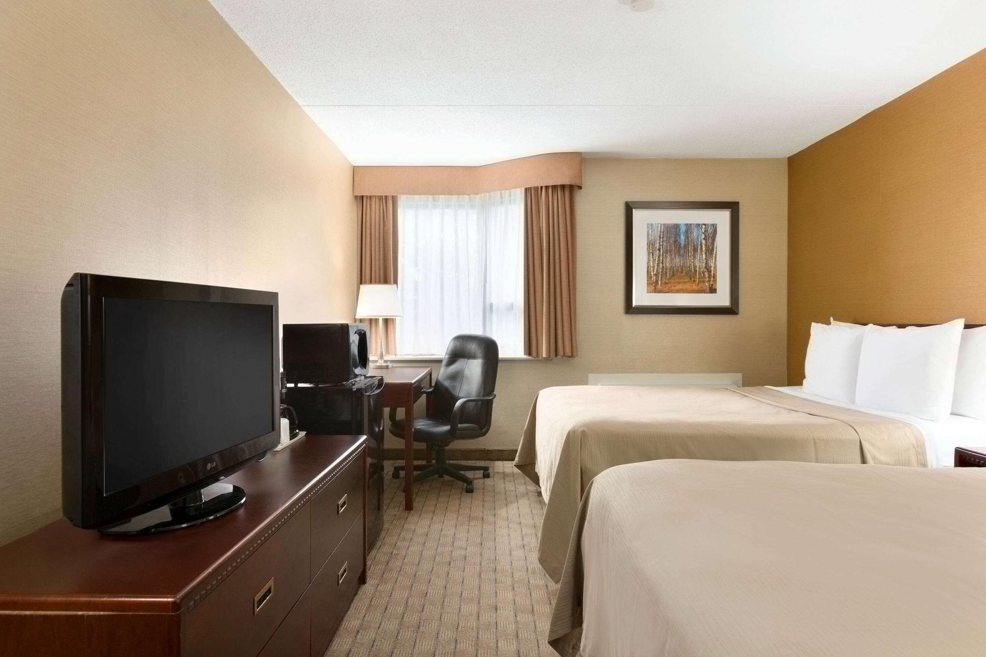 Travelodge By Wyndham Toronto East Экстерьер фото