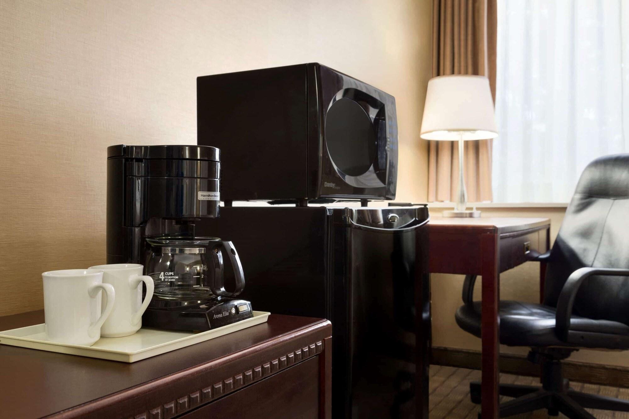Travelodge By Wyndham Toronto East Экстерьер фото