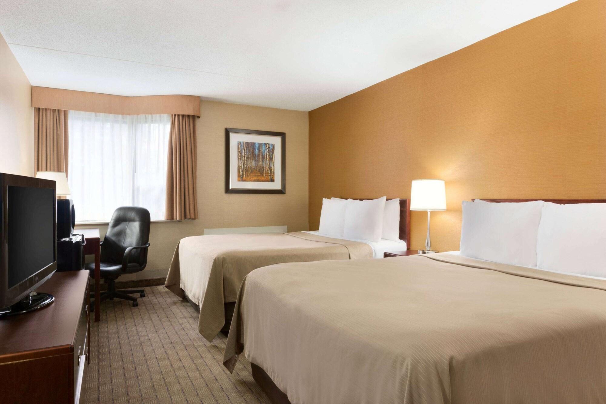 Travelodge By Wyndham Toronto East Экстерьер фото