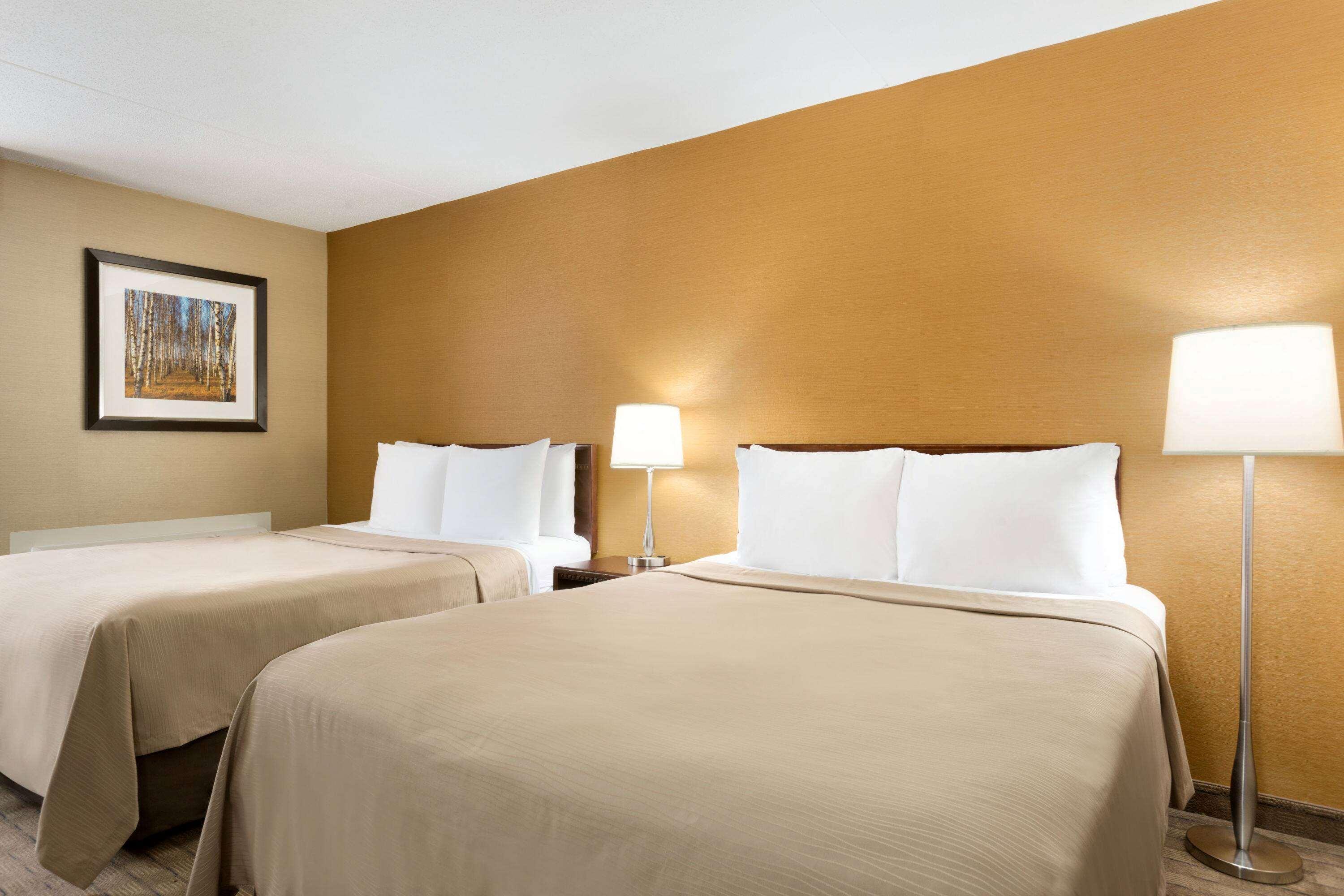 Travelodge By Wyndham Toronto East Экстерьер фото