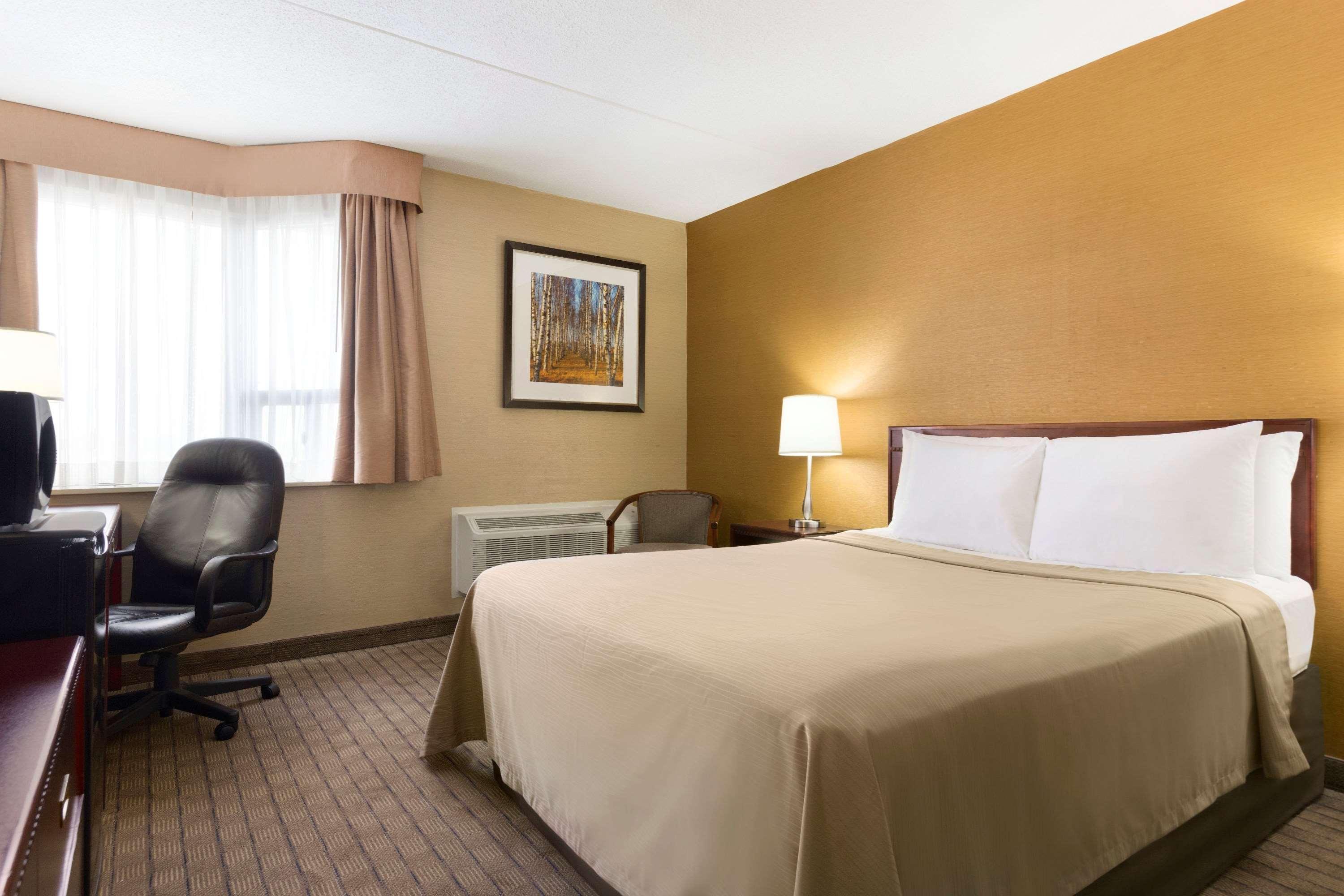Travelodge By Wyndham Toronto East Экстерьер фото