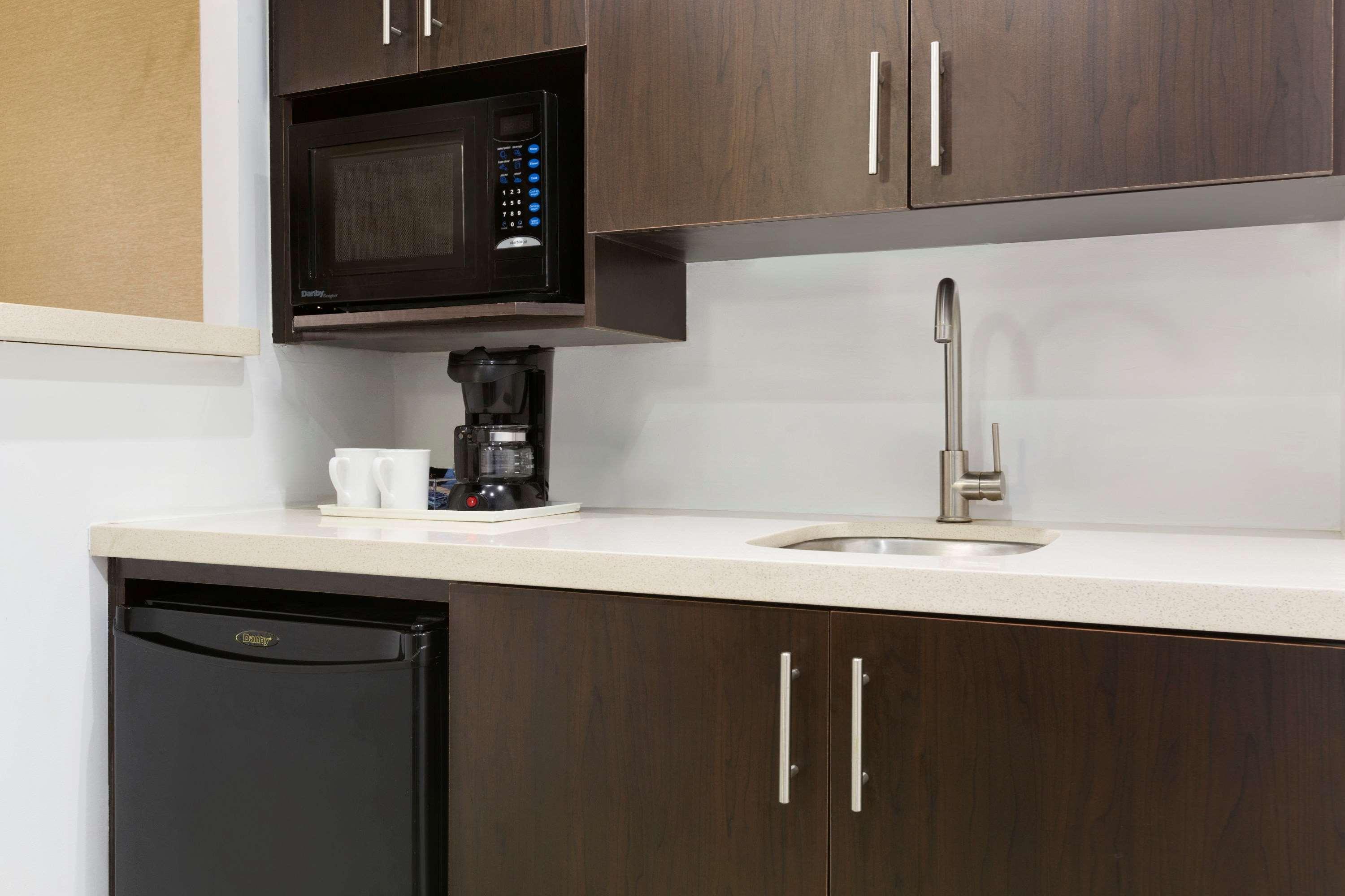 Travelodge By Wyndham Toronto East Экстерьер фото