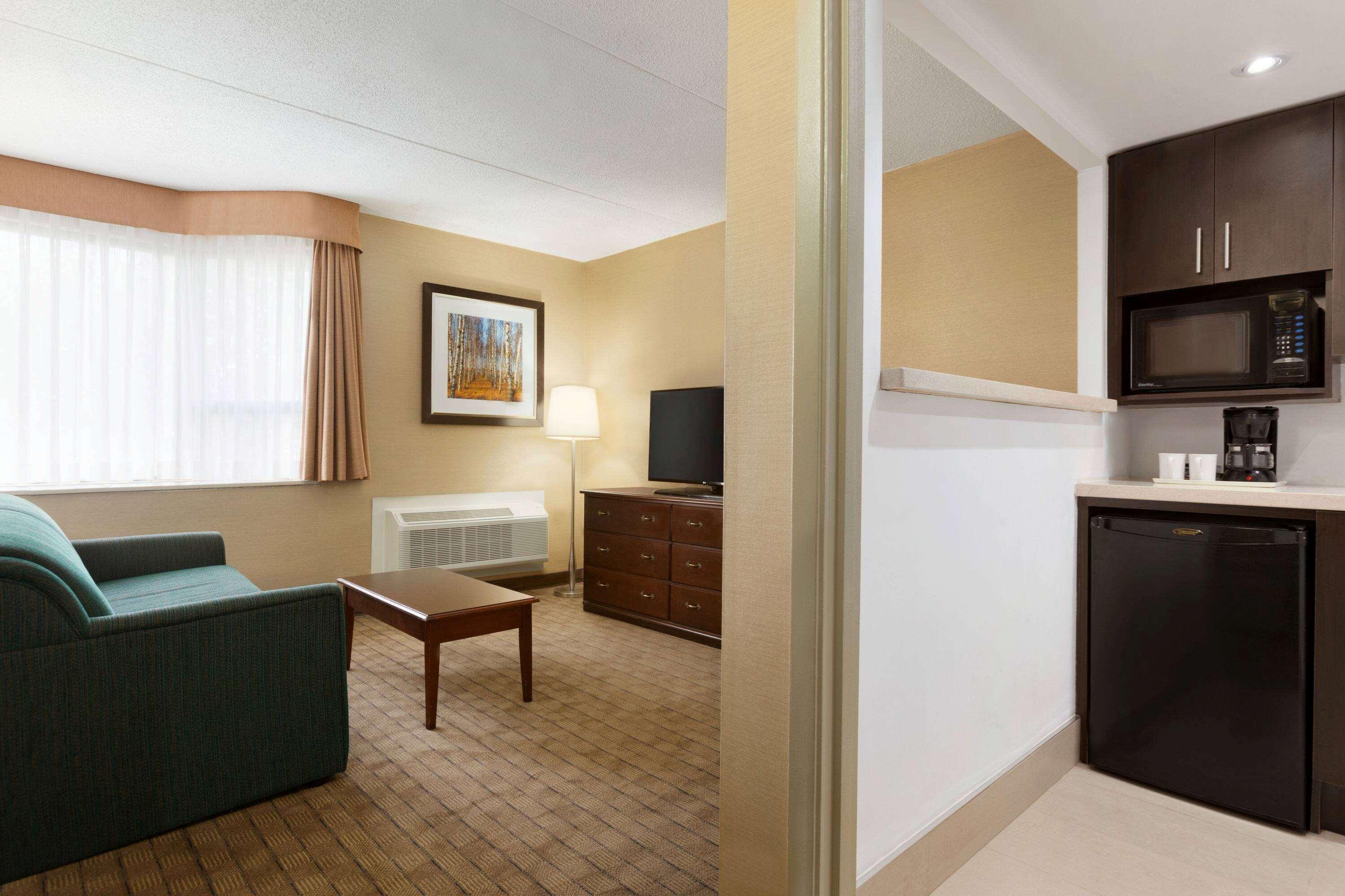Travelodge By Wyndham Toronto East Экстерьер фото