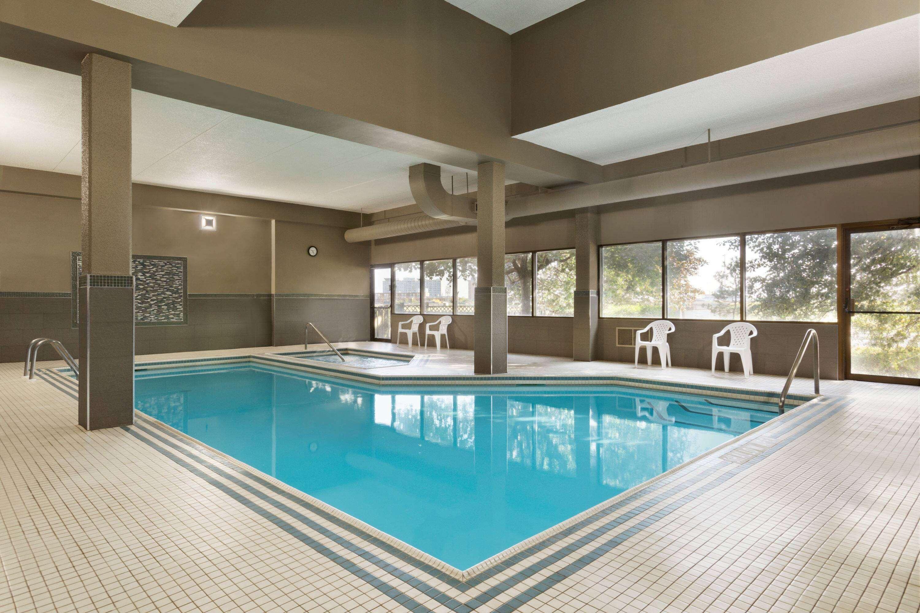 Travelodge By Wyndham Toronto East Экстерьер фото