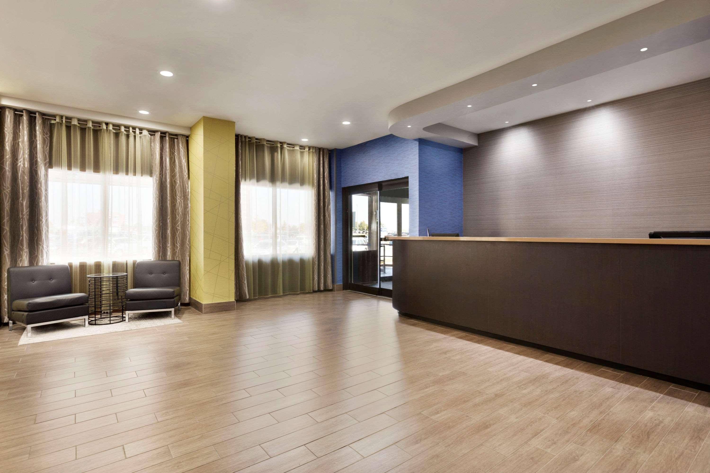 Travelodge By Wyndham Toronto East Экстерьер фото