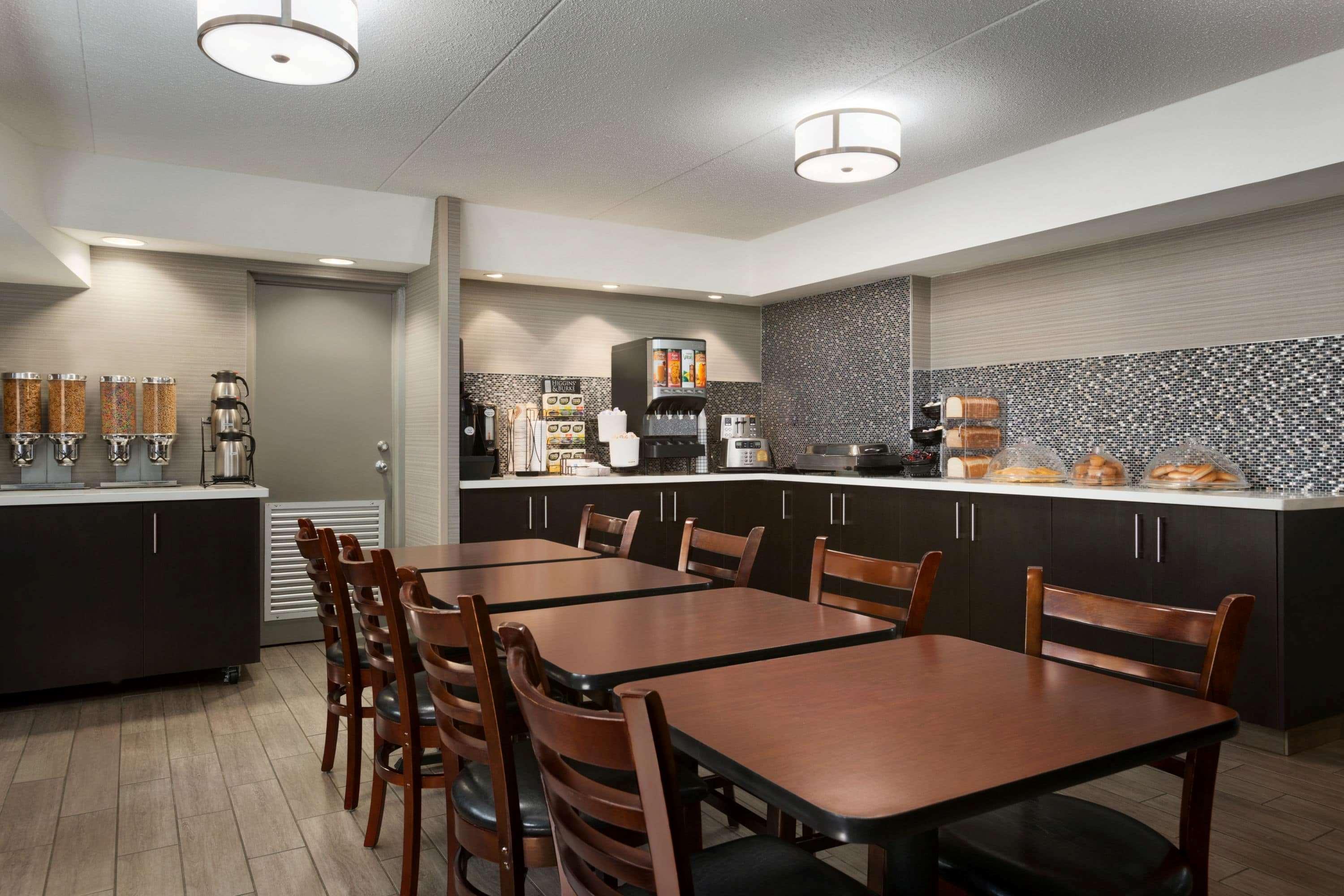 Travelodge By Wyndham Toronto East Экстерьер фото