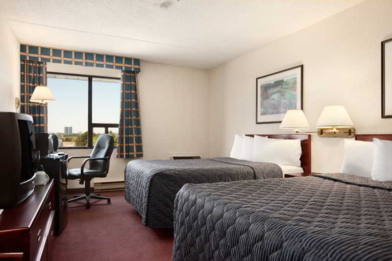 Travelodge By Wyndham Toronto East Экстерьер фото