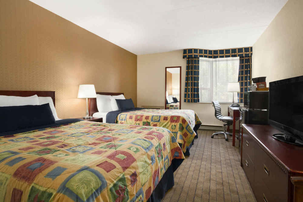 Travelodge By Wyndham Toronto East Экстерьер фото