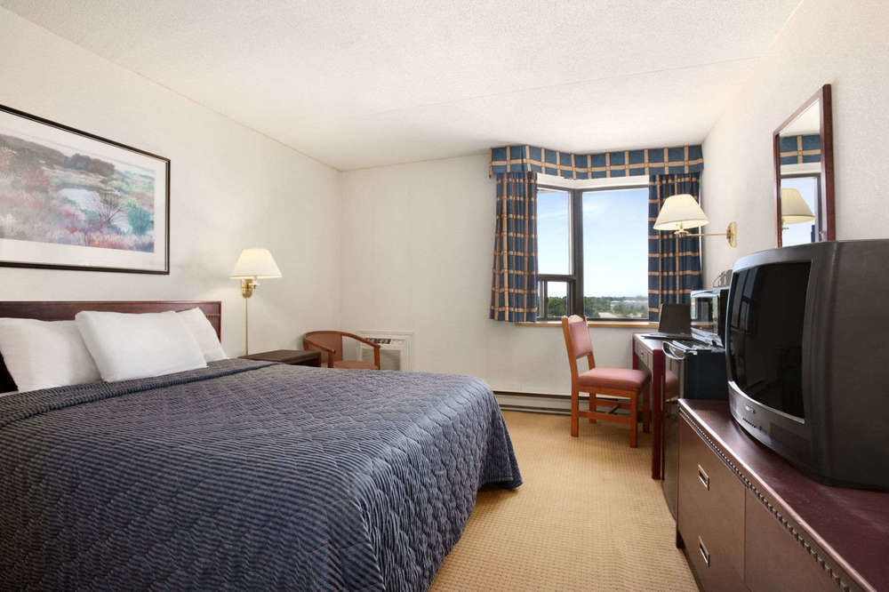 Travelodge By Wyndham Toronto East Экстерьер фото