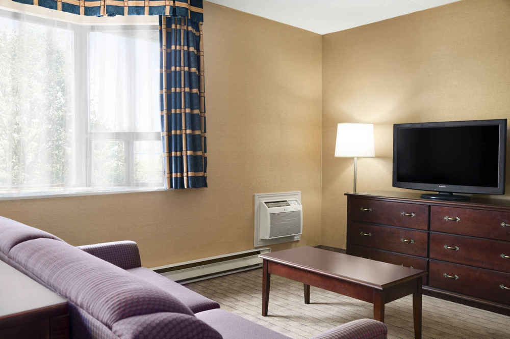 Travelodge By Wyndham Toronto East Экстерьер фото