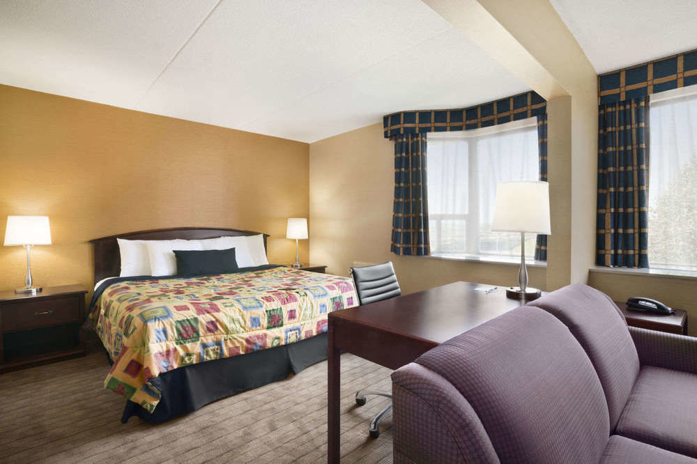 Travelodge By Wyndham Toronto East Экстерьер фото