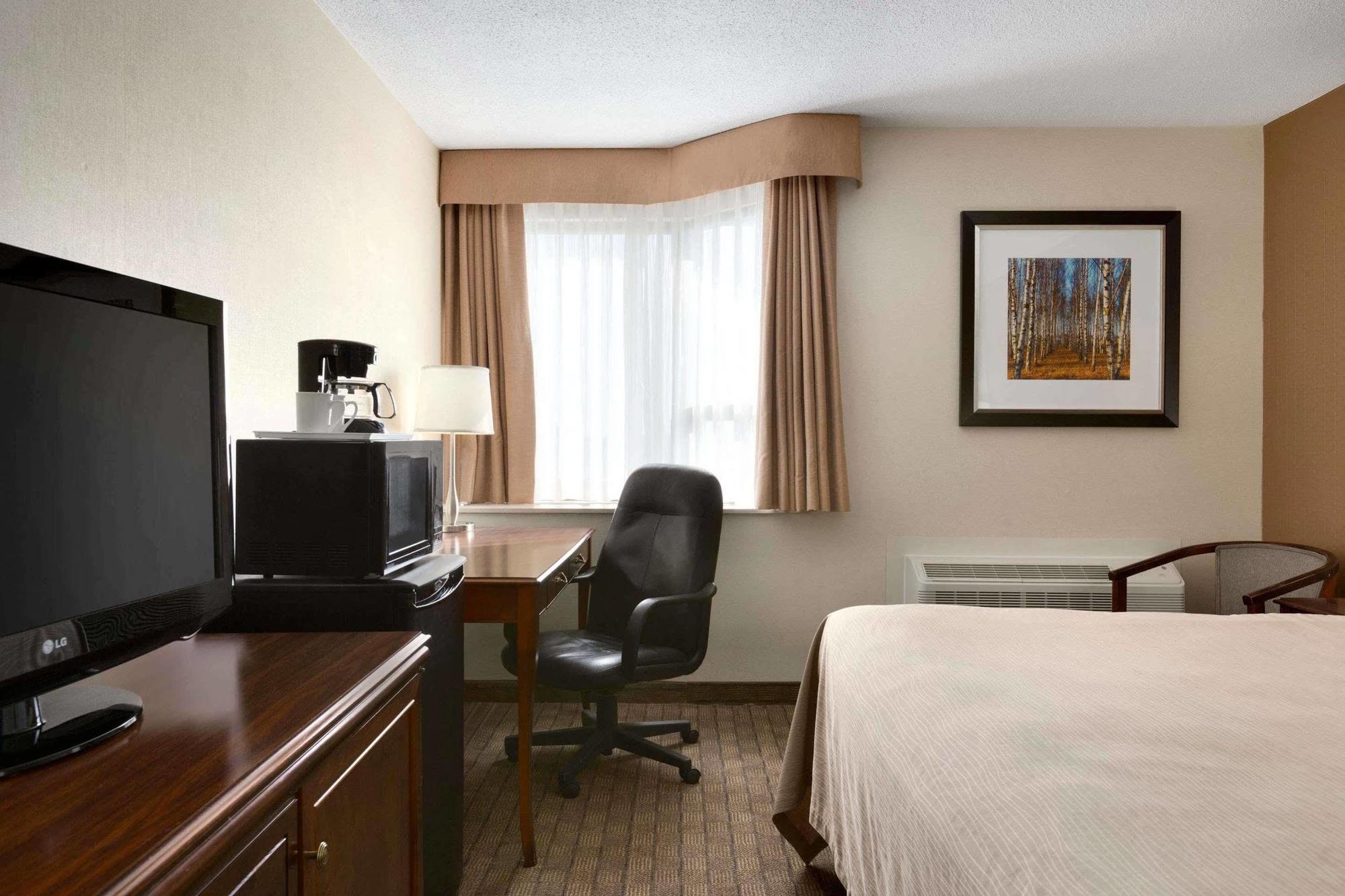 Travelodge By Wyndham Toronto East Экстерьер фото