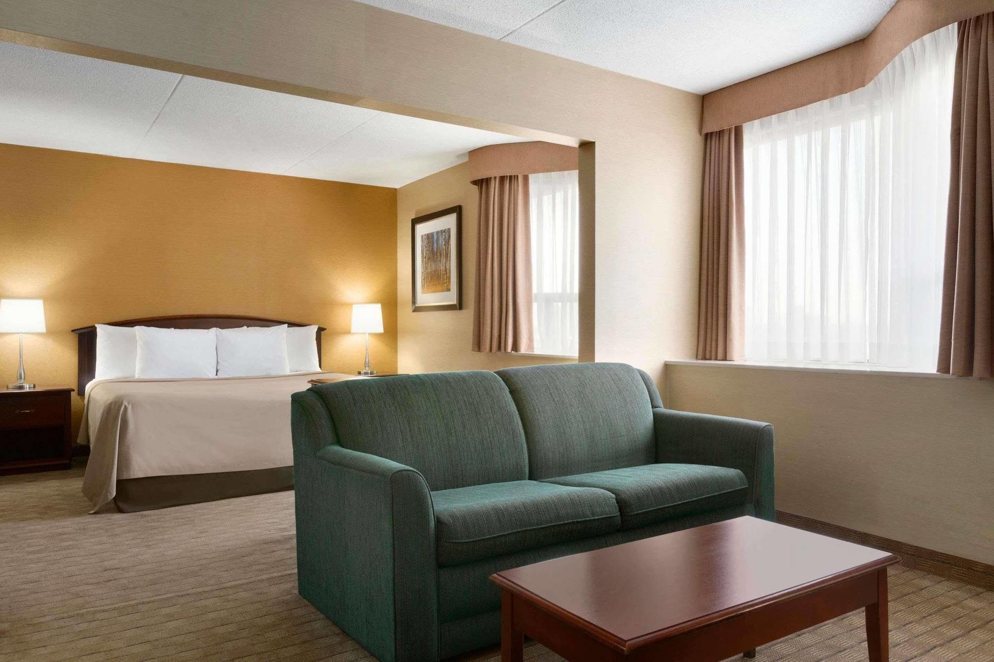 Travelodge By Wyndham Toronto East Экстерьер фото